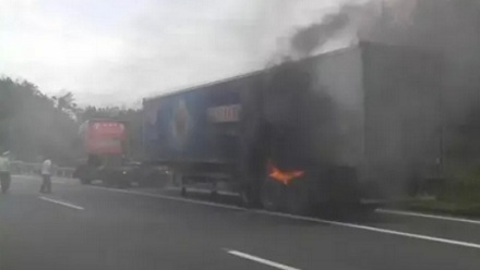 为什么在外面千万不要用手摸行李箱的轮子？