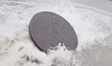为什么到下雨天路边的井盖就会不停跳动?