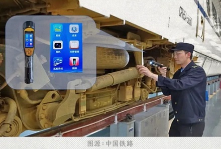 为什么火车上乘务人员,会拿一个没光的手电筒照来照去?
