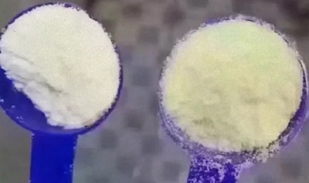 为什么牛奶是白的，奶粉却是黄的？