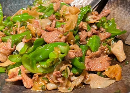 饭店的辣椒炒肉里,为什么定要放白木耳?