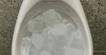 小便池里加冰是啥意思？
