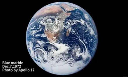 为啥新拍的地球全身照比 54 年前的灰了很多，是因为大气污染严重吗？