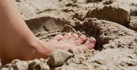 为什么踩在湿润的沙滩上，脚下的沙子会突然变干？