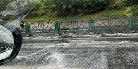 为什么新修的路下雨天会出现很多泡沫？