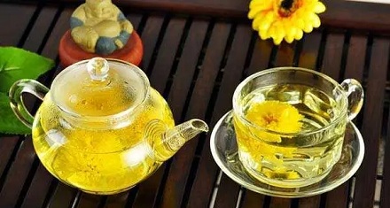 为什么泡好的菊花茶放一段时间后会变绿？